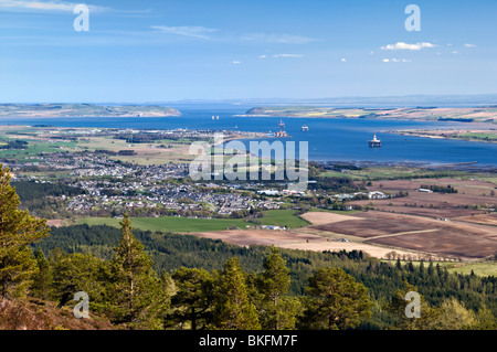 Meinung von Cnoc Fyrish aus A836 nahe Alness Bucht mit Blick auf Cromarty Firth & Nigg, Bohrinseln Schottland mit Öl in der Bucht Stockfoto