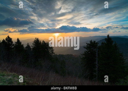 Dies ist ein Sonnenaufgang Bild aus der Blue Ridge Parkway an Zucker Cove. Der Spot ist auf Richland Balsam auf rund 6000 m Höhe. Es blickt auf mehrere kleinere Berge im Osten. Stockfoto