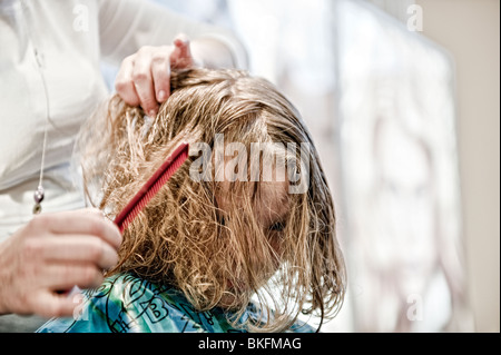 Ein kleiner Junge einen überfälligen Haarschnitt bekommen! Stockfoto