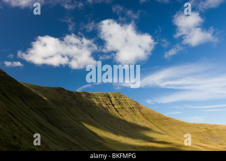 Steil abfallenden Seiten der Cribyn in den Brecon Beacons Bergen, Brecon Beacons National Park, Powys, Wales, UK. Stockfoto