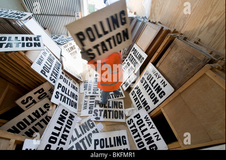 Ein Rat Beamter sortiert durch 100te von Polling Zeichen und Stände im Vorfeld bis zu eine allgemeine Wahl, UK Stockfoto