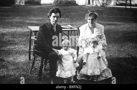 JAN KUBELIK - Tschechischer Geiger und Komponist mit seiner Frau Marianne und ihre ersten beiden Kinder über 1907 Stockfoto