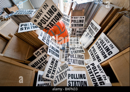 Ein Rat Beamter sortiert durch 100te von Polling Zeichen und Stände im Vorfeld bis zu eine allgemeine Wahl, UK Stockfoto