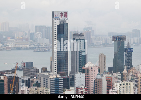 Hohe Gebäude in Hong Kong Island City Zentrum mit dem Hafen im Hintergrund Stockfoto