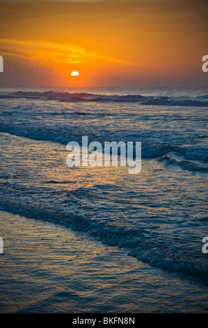 Sonne Sonnenuntergang & Meereswellen, Hilton Head Island, USA Stockfoto