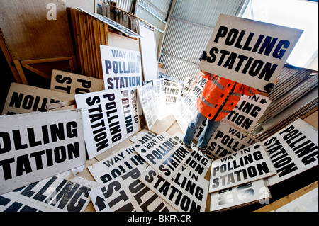 Ein Rat Beamter sortiert durch 100te von Polling Zeichen und Stände im Vorfeld bis zu eine allgemeine Wahl, UK Stockfoto