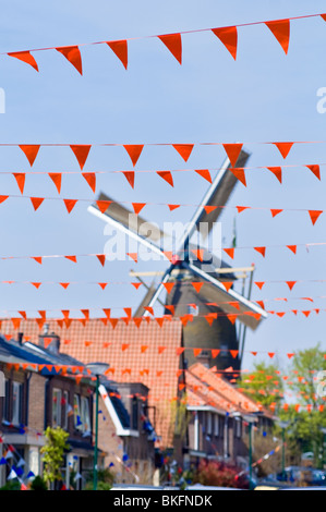 Eine Straße in der niederländischen Stadt Veenendaal mit Fahnen in der Feier des King's Tag eingerichtet Stockfoto