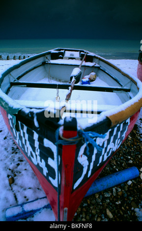 Verschneite Boot am Strand Stockfoto