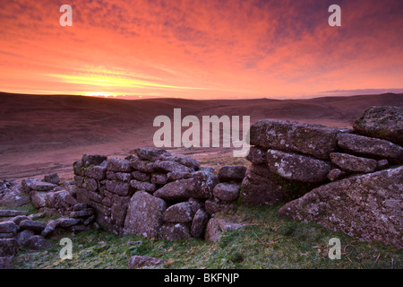 Spektakulären Sonnenaufgang über Irishmans Wand auf Belstone Common, Dartmoor National Park, Devon, England. Winter (Dezember) 2009 Stockfoto