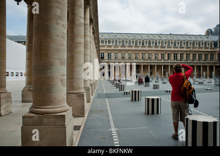 Palais Royale Gärten, Jardins, Touristen in Park, "Colonnes de Buren", moderne Skulptur-Installation, Paris, Frankreich, Frau nehmen Bilder Stockfoto