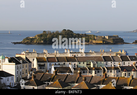 Drakes Island am Plymouth Sound Devon England UK und Waterfront Eigenschaften von Plymouth Stockfoto