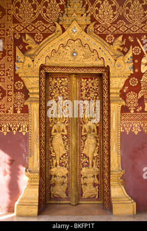 Wat Saen verzierte Eingangstür in Luang Prabang, Laos Stockfoto