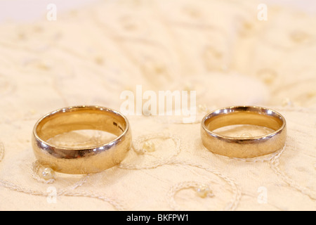 zwei goldene Hochzeit Ringe - sein und ihr, auf einem Kissen gold farbige Präsentation bereit für bei Bedarf während der Hochzeitszeremonie. Rufford Hochzeitseinrichtungen, Rufford Mill Stockfoto