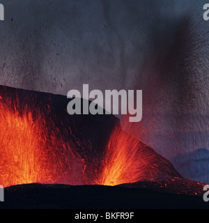 Lavafontänen Vulkan Eruption am Fimmvörðuháls, einem Bergrücken zwischen Gletscher Eyjafjallajökull und Mýrdalsjökull, Island Stockfoto