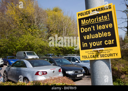 Polizei-Warnschild lassen Wertsachen nicht im Auto auf Parkplatz Bath England UK Stockfoto