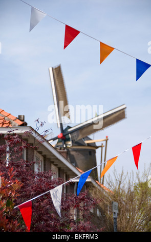 Eine Straße in der niederländischen Stadt Veenendaal mit Flaggen dekorierte King's Tag am 27. April zu feiern. Stockfoto