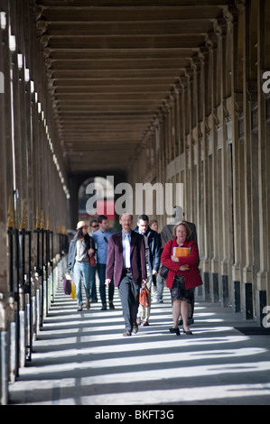 Menschen, die Urban Park, Jardin du Palais Royale, Gardens, Paris, Frankreich, Kolonnade paris palais royale genießen Stockfoto