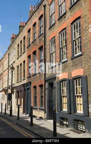 Spitalfields im Osten Londons, Großbritannien. Georgianische Stadthäuser. Fournier Street London EC1 2010, 2010er Jahre HOMER SYKES Stockfoto