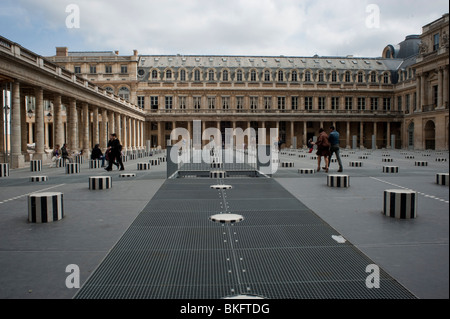 Weitwinkelblick, Van Buren, Säulen, zeitgenössische Skulptur im Urban Park, „Jardin du Palais Royale“, Paris, Frankreich, urbane Kunst des 20. Jahrhunderts Stockfoto