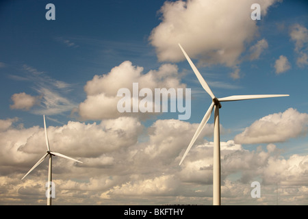 Schwarzes Gesetz-Windpark in der Nähe von Carluke in Schottland, Großbritannien. Als es gebaut wurde, war es der größte Windpark in Großbritannien mit 54 Turbinen mit einer Leistung von 97 Megawatt, genug um 70.000 Haushalte zu versorgen. Der Windpark wurde auf dem Gelände einer alten Tagebau Kohle Bergwerk gebaut. Stockfoto