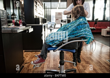 Ein kleiner Junge einen überfälligen Haarschnitt bekommen! Stockfoto