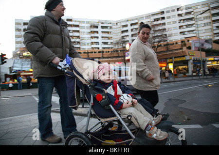 Vater schob einen Kinderwagen, Berlin, Deutschland Stockfoto