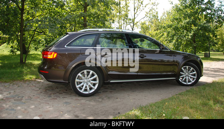 Audi A4 Allroad 2.0 TDI (Quattro) - 2009 - braun Metallic - fünf Türen (5D) - deutsche Premium-Mittelklasse-Kombi - in einem park Stockfoto