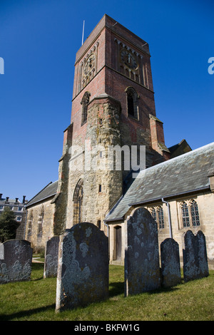 Str. Marys Kirche (13. Jahrhundert Herkunft) und Friedhof, Petworth, West Sussex, England. Stockfoto