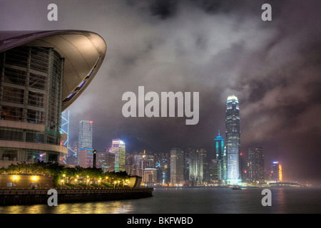 Hochhäuser auf Hong Kong Island Stadtzentrum über den Hafen gesehen Stockfoto