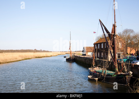 River Alde in Snape Maltings, Suffolk, Großbritannien. Am Kai in der Nähe des RSPB-Besucherzentrums liegen zwei Segelschiffe. Stockfoto