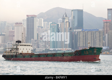 Schiff durch den Hafen von Hongkong Stockfoto