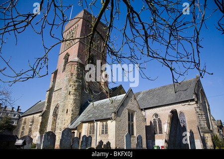 Str. Marys Kirche (13. Jahrhundert Herkunft) und Friedhof, Petworth, West Sussex, England. Stockfoto