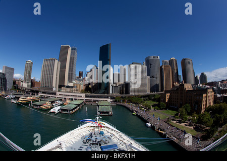 Stadt von Sydney - Australien - von einem Ozeandampfer in den Hafen angedockt. Stockfoto