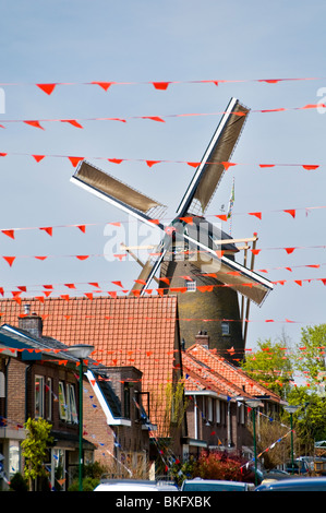 Eine Straße in der niederländischen Stadt Veenendaal mit Flaggen dekorierte King's Tag am 27. April zu feiern. Stockfoto