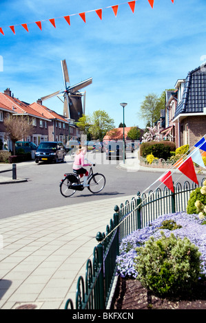 Eine Straße in der niederländischen Stadt Veenendaal, dekoriert mit King's Tag, ein nationaler Feiertag, der am 27. April jedes Jahres zu feiern. Stockfoto