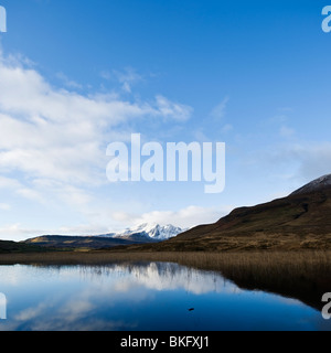 Herbst Reflexion der Bla Bheinn - Blaven im Loch Cill Chriosd, Isle Of Skye, Schottland Stockfoto