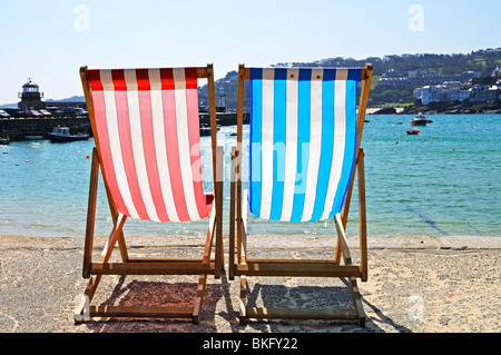 zwei Liegestühle mit Blick auf den Hafen von st.ives in Cornwall, Großbritannien Stockfoto