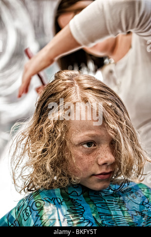 Ein kleiner Junge einen überfälligen Haarschnitt bekommen! Stockfoto