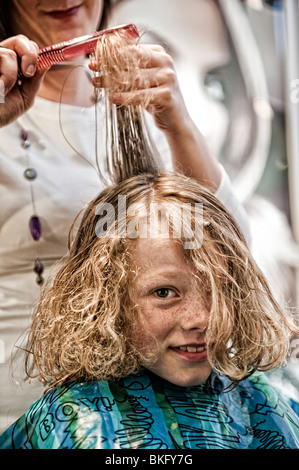 Ein kleiner Junge einen überfälligen Haarschnitt bekommen! Stockfoto