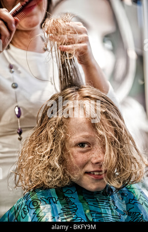 Ein kleiner Junge einen überfälligen Haarschnitt bekommen! Stockfoto