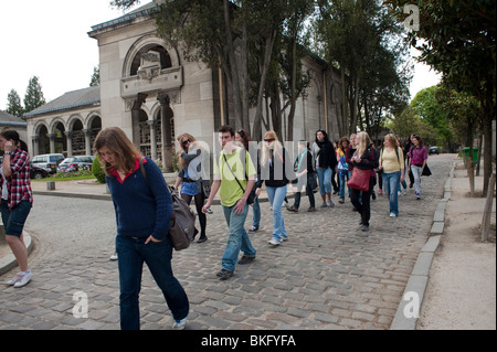 Große Menschenmengen, Teenager Touristen, die Gräber auf dem Friedhof „Pere Lachaise“ in Paris, Frankreich, besuchen, Spaziergänge, städtische Öffentlichkeit Stockfoto