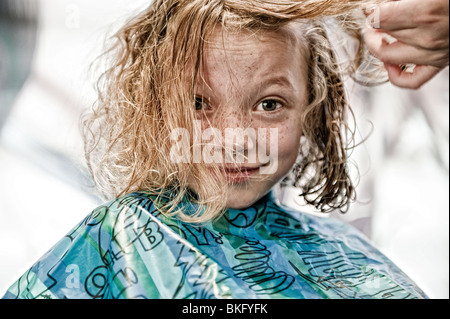 Ein kleiner Junge einen überfälligen Haarschnitt bekommen! Stockfoto