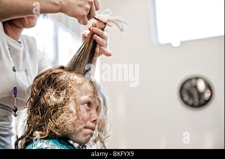 Kleiner Junge, seine Haare schneiden. Stockfoto