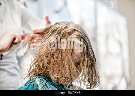 Ein kleiner Junge einen überfälligen Haarschnitt bekommen! Stockfoto