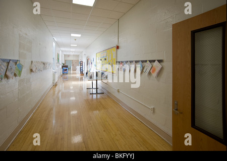 Elementare Klasse Aula mit Kunst aufhängen, Philadelphia, USA Stockfoto