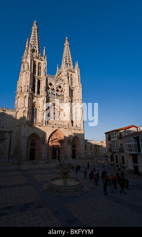 Eine japanische Reisegruppe gehen aus der Kathedrale von Burgos Stockfoto