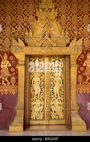Kunstvolle Holzschnitzereien an Wat Saens Eingangstür, Luang Prabang, Laos Stockfoto