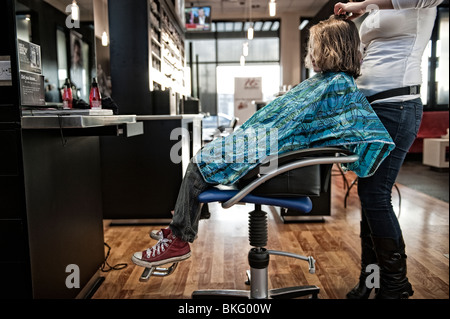 Ein kleiner Junge einen überfälligen Haarschnitt bekommen! Stockfoto