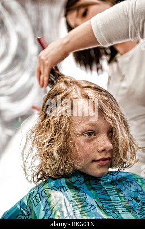 Ein kleiner Junge einen überfälligen Haarschnitt bekommen! Stockfoto