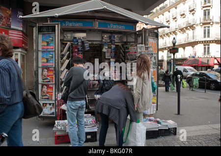 Paris, Frankreich, Einkaufen im Zeitungsstand Store Kiosk, im Les Halles District auf der Straße, französische Zeitungen und Magazine im Verkauf, Kiosque a journaux Stockfoto